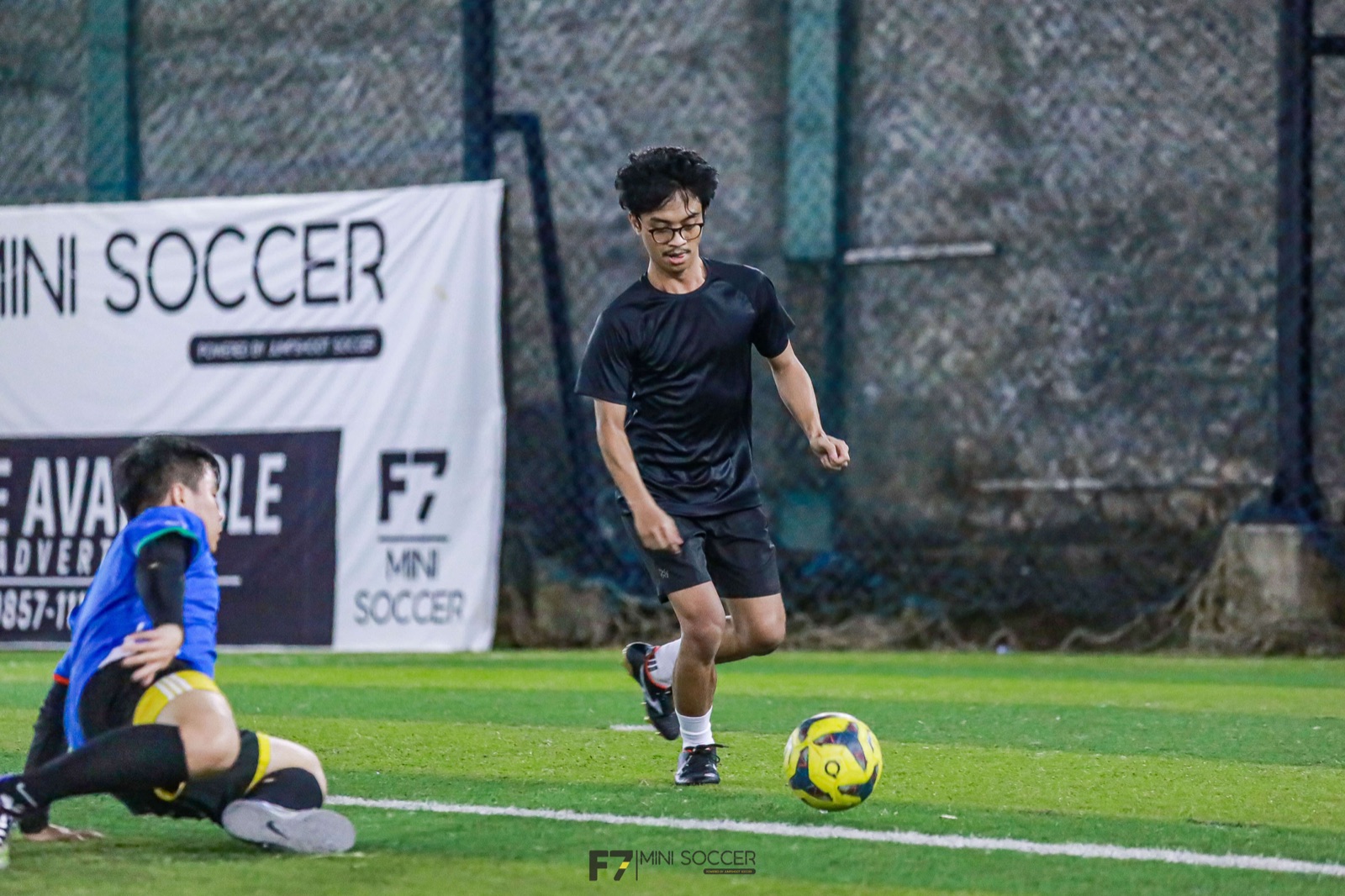Gliding like Bobby Firmino.